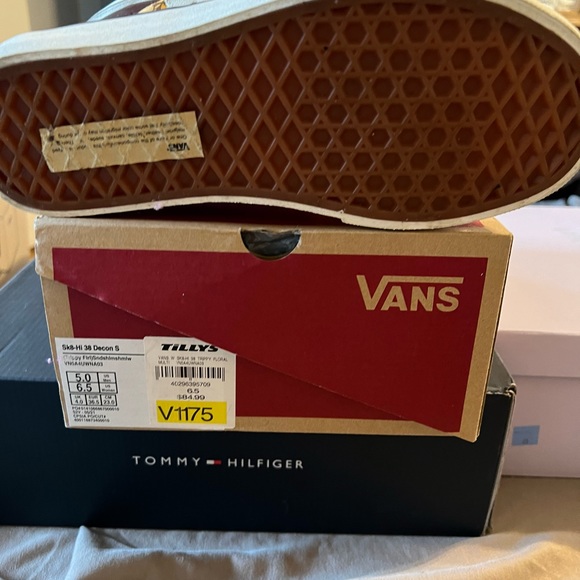 Vans - Picture 7 of 9